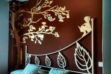 Decoracion interior en habitacion dormitorio, arbol pintado