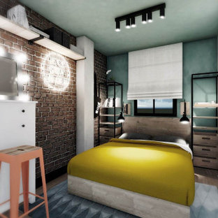 Exemple d'une petit chambre parentale industrielle avec un mur vert, un sol en bois brun, un sol marron et un mur en parement de brique.
