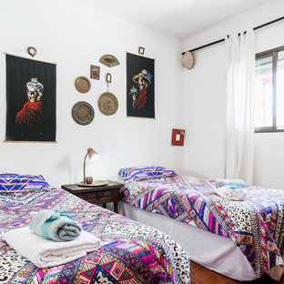 Diseño de habitación de invitados exótica con paredes blancas y suelo marrón