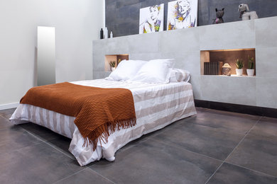 他の地域にあるコンテンポラリースタイルのおしゃれな寝室 (白い壁、磁器タイルの床)