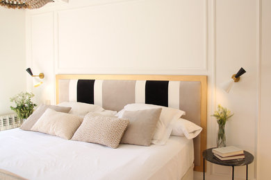 Modelo de dormitorio principal contemporáneo pequeño con paredes blancas y suelo de madera clara