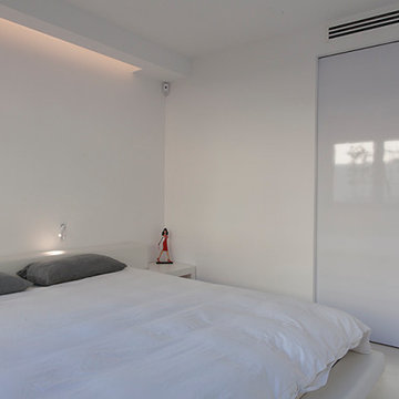 Dormitorio con luces integradas