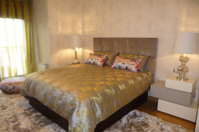 他の地域にある中くらいなトランジショナルスタイルのおしゃれな主寝室 (無垢フローリング、暖炉なし)