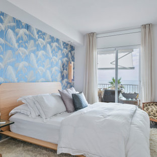 Foto de dormitorio principal, costero, de tamaño medio, con paredes blancas, suelo de baldosas de porcelana y suelo gris