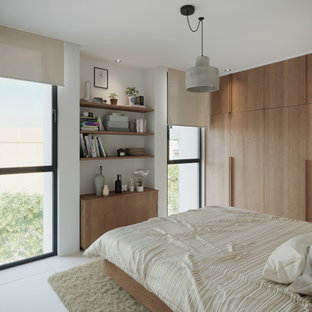Imagen de dormitorio actual, grande, con paredes blancas y suelo gris