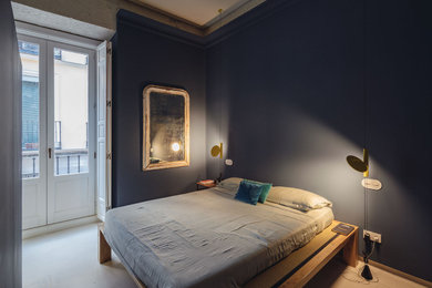 Foto de dormitorio principal actual con paredes azules, suelo de cemento y suelo azul