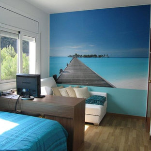 Foto de dormitorio tipo loft, minimalista, con paredes azules, suelo de madera en tonos medios y suelo marrón