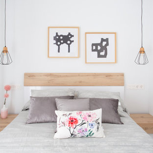 Ejemplo de habitación de invitados costera, de tamaño medio, con paredes blancas, suelo gris y suelo de baldosas de cerámica