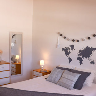 Diseño de dormitorio principal, contemporáneo, pequeño, sin chimenea, con paredes blancas, suelo de baldosas de cerámica y suelo beige