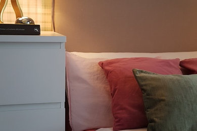 Foto de dormitorio romántico con suelo de madera en tonos medios