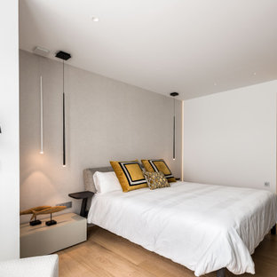 Ejemplo de dormitorio principal, actual, de tamaño medio, con paredes blancas y suelo beige