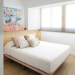 Modelo de habitación de invitados minimalista con paredes blancas, suelo de madera clara y suelo beige