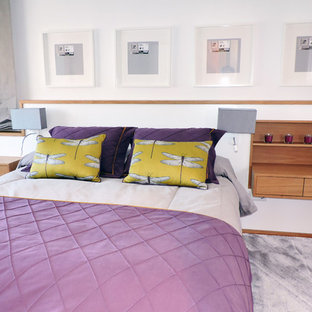 Diseño de dormitorio principal, clásico renovado, de tamaño medio, con paredes blancas y suelo de contrachapado