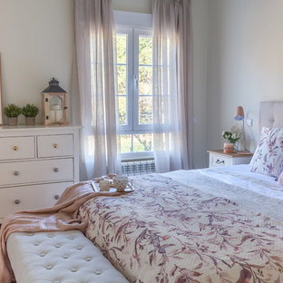 Exemple d'une grand chambre parentale romantique avec un mur beige, un sol en bois foncé et un sol marron.