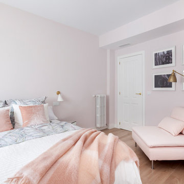 Dormitorio rosa y blanco