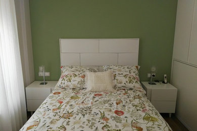 他の地域にある中くらいなコンテンポラリースタイルのおしゃれな主寝室 (緑の壁、磁器タイルの床) のレイアウト