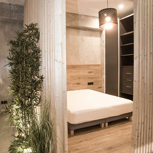 Ejemplo de dormitorio tipo loft, industrial, pequeño, con paredes grises, suelo gris y suelo de cemento