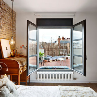 Modelo de dormitorio principal, bohemio, de tamaño medio, sin chimenea, con paredes blancas y suelo de madera oscura
