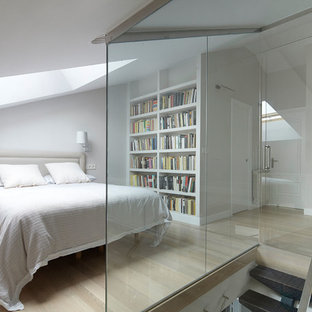 Imagen de dormitorio tipo loft, clásico renovado, con paredes blancas, suelo de madera clara y suelo beige