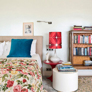 Diseño de dormitorio ecléctico con paredes blancas, moqueta y suelo multicolor