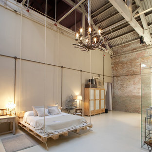 Ejemplo de dormitorio principal, industrial, extra grande, sin chimenea, con paredes beige