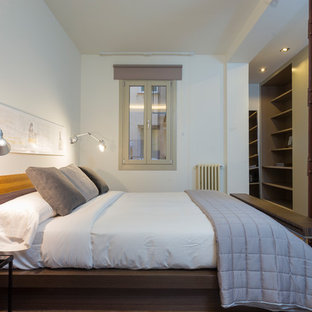 Ejemplo de dormitorio principal, actual, de tamaño medio, con paredes blancas, suelo de madera oscura y suelo marrón