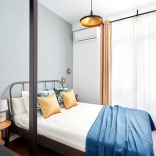 Diseño de habitación de invitados contemporánea, pequeña, con suelo de madera oscura, paredes blancas y suelo marrón