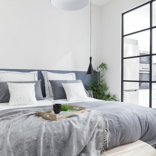 Diseño de dormitorio principal, nórdico, de tamaño medio, con paredes blancas, suelo laminado y suelo gris