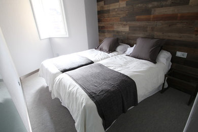 Imagen de habitación de invitados nórdica pequeña con paredes marrones y moqueta