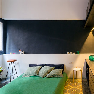 Imagen de dormitorio principal, exótico, de tamaño medio, con paredes negras, suelo de baldosas de cerámica y suelo multicolor