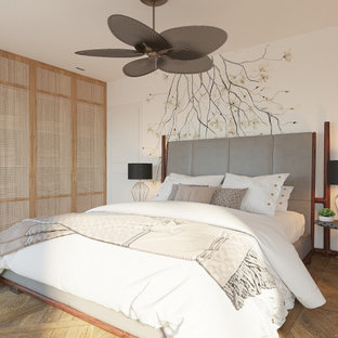 Ejemplo de dormitorio principal, contemporáneo, de tamaño medio, con paredes blancas y suelo marrón