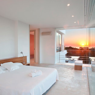 Diseño de dormitorio principal, mediterráneo, sin chimenea, con paredes blancas, suelo de cemento y suelo gris