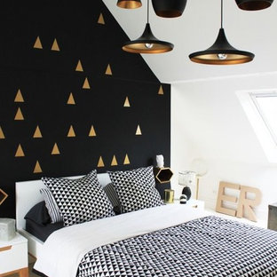 Diseño de dormitorio principal, escandinavo, de tamaño medio, sin chimenea, con paredes multicolor y suelo de baldosas de cerámica