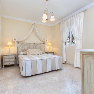 Foto de dormitorio principal, tradicional, de tamaño medio, sin chimenea, con paredes beige y suelo de travertino