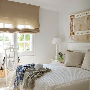 Modelo de dormitorio principal, marinero, de tamaño medio, con paredes blancas, suelo beige y suelo de madera pintada