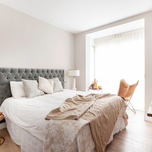 Foto de dormitorio principal, nórdico, sin chimenea, con paredes rosas y suelo de madera clara