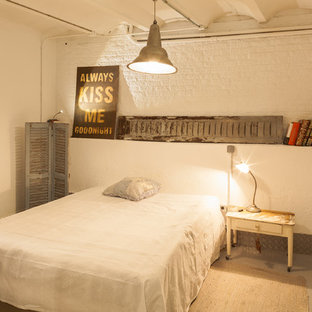 Diseño de dormitorio urbano con paredes blancas y suelo gris