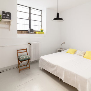 Diseño de dormitorio ecléctico con paredes blancas, suelo de cemento y suelo gris