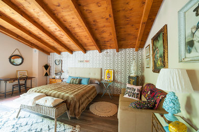 Imagen de dormitorio principal ecléctico de tamaño medio sin chimenea con paredes multicolor y suelo de madera en tonos medios