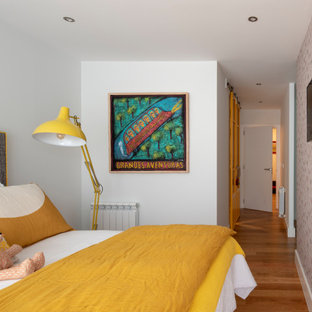 Ejemplo de dormitorio papel pintado, actual, papel pintado, con paredes rosas, suelo de madera en tonos medios, suelo marrón y papel pintado