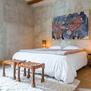 Modelo de dormitorio principal, mediterráneo, con paredes grises y suelo de madera clara