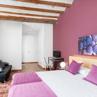 Ejemplo de dormitorio principal, mediterráneo, de tamaño medio, con paredes multicolor