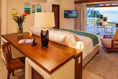 他の地域にある広いビーチスタイルのおしゃれな客用寝室 (黄色い壁、セラミックタイルの床、暖炉なし)