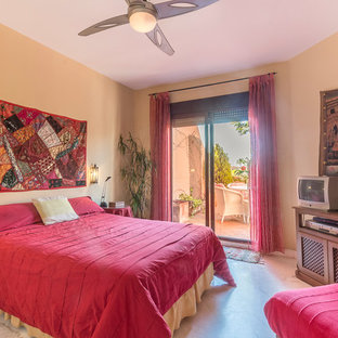 Imagen de dormitorio principal, mediterráneo, de tamaño medio, con paredes rosas, suelo de mármol y suelo beige