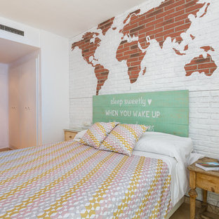 Modelo de dormitorio principal, urbano, de tamaño medio, con paredes blancas