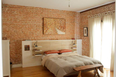 Modelo de dormitorio principal con suelo marrón