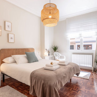 Imagen de dormitorio principal, contemporáneo, de tamaño medio, con paredes beige y suelo marrón