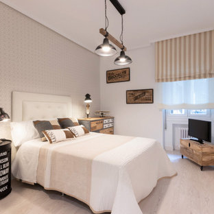 Imagen de habitación de invitados papel pintado, actual, de tamaño medio, con paredes grises, suelo gris y papel pintado