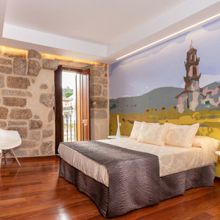 Diseño de dormitorio principal, campestre, extra grande, con paredes multicolor y suelo de madera oscura
