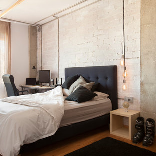 Modelo de dormitorio principal, urbano, grande, con paredes blancas, suelo de madera en tonos medios y suelo marrón